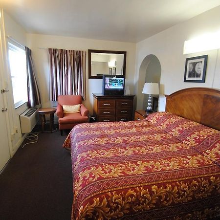 Lee High Inn Fairfax Room photo