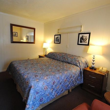 Lee High Inn Fairfax Room photo