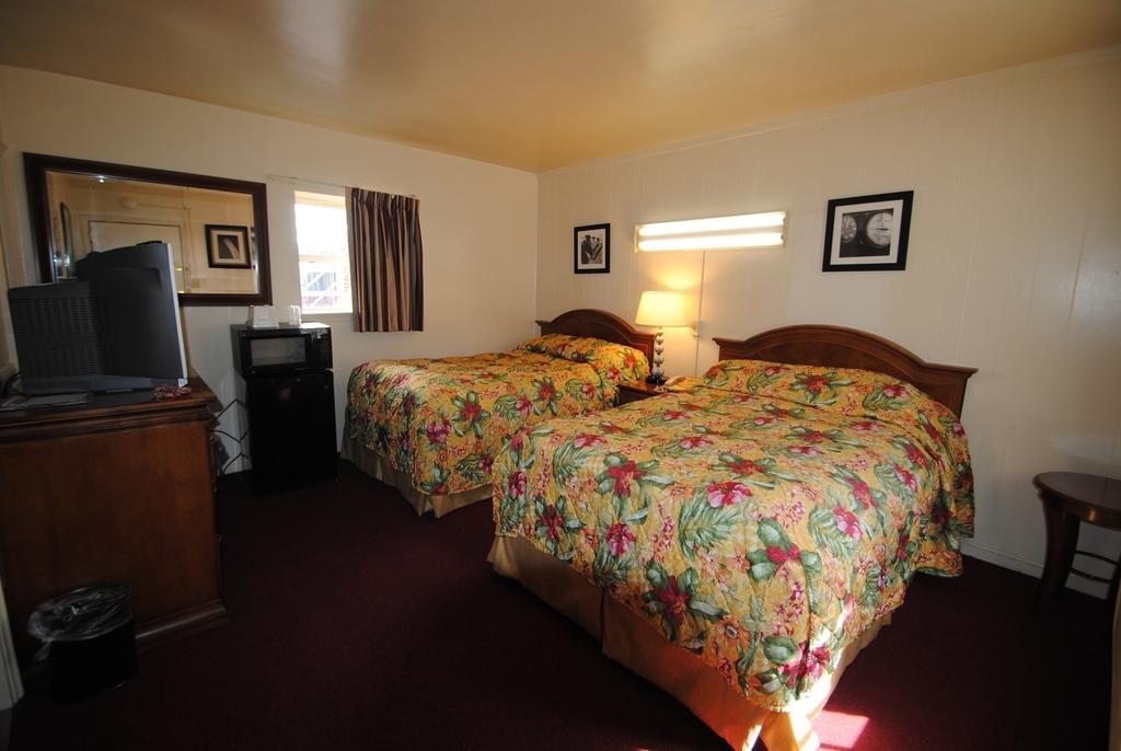 Lee High Inn Fairfax Room photo